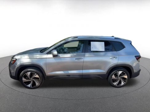 Used 2025 Volkswagen Taos SE AWD/4WD image 9