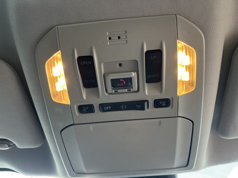 Used 2020 Toyota Highlander XLE FWD image 22