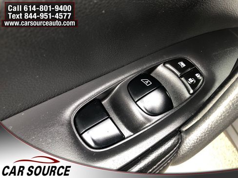 Used 2015 Nissan Rogue SV image 17