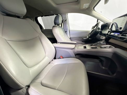 Used 2024 Toyota Sienna XLE FWD image 31