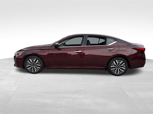 Used 2024 Nissan Altima 2.5 SV FWD image 4