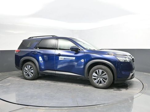 Used 2025 Nissan Pathfinder SV FWD image 3