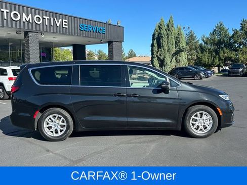 Used 2023 Chrysler Pacifica Touring-L FWD image 2