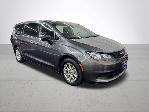 Used 2023 Chrysler Voyager LX FWD image 9
