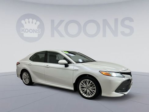 Used 2020 Toyota Camry XLE image 7
