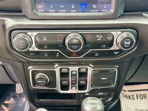Used 2018 Jeep Wrangler Unlimited Sahara AWD/4WD image 16