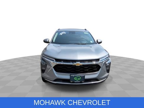 Used 2024 Chevrolet Trax LT w/ Driver Confidence Package FWD image 3