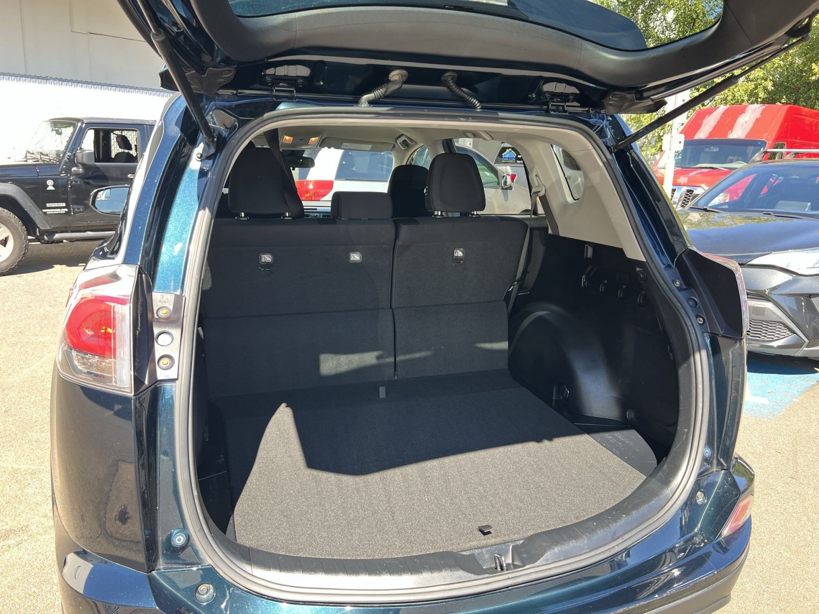 Used 2018 Toyota RAV4 LE w/ All Weather Liner Package AWD/4WD image 26