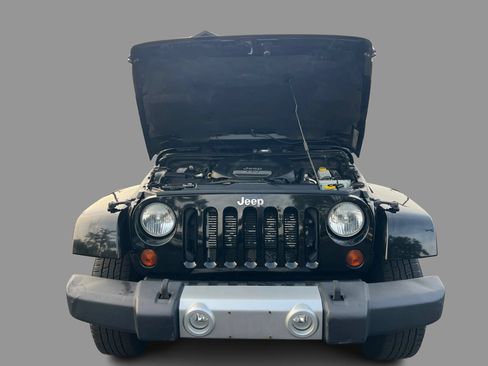Used 2012 Jeep Wrangler Unlimited Sahara w/ Connectivity Group AWD/4WD image 13