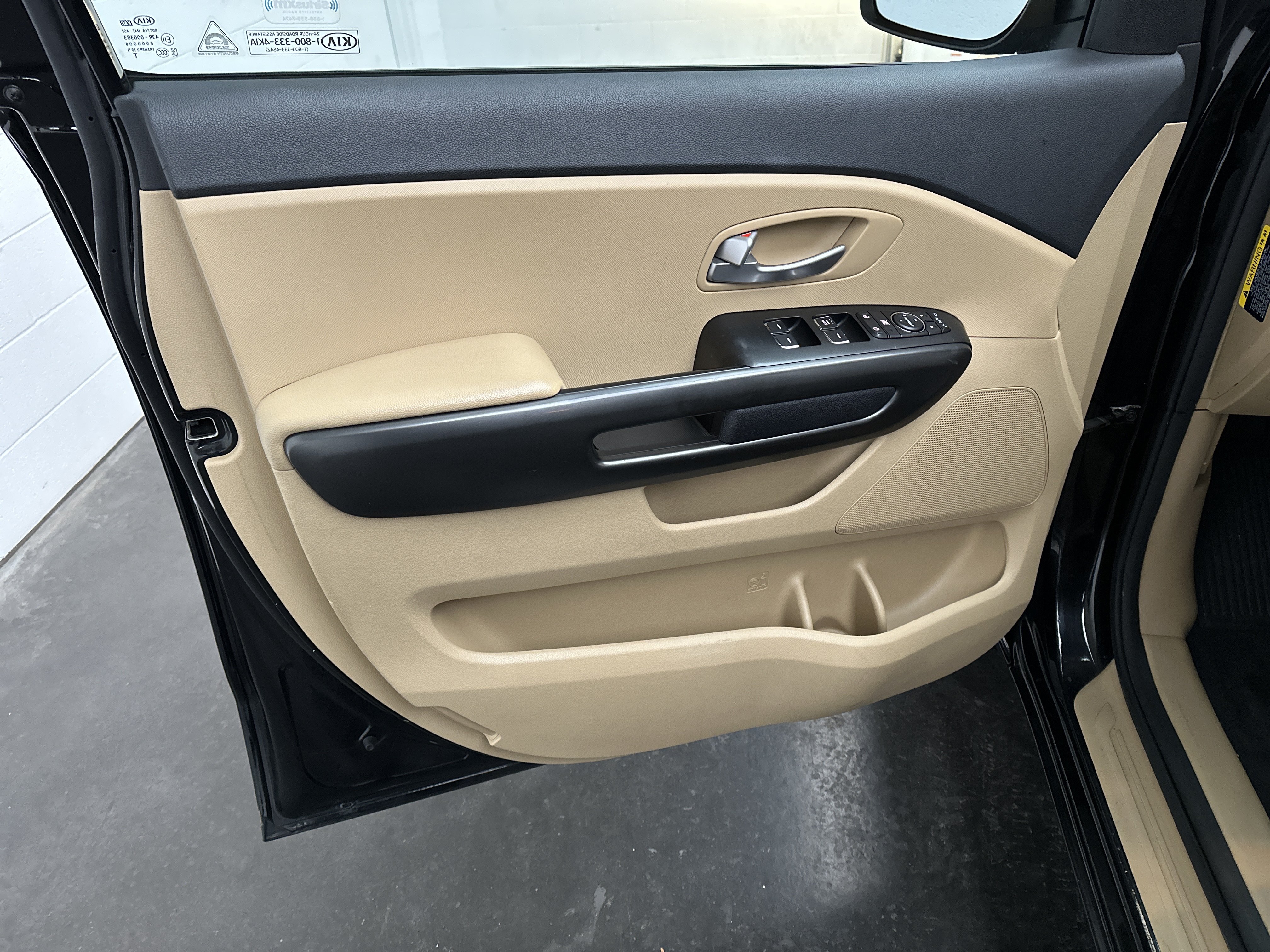 Used 2017 Kia Sedona LX w/ LX Essentials Premium Package FWD image 18