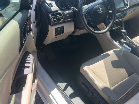 Used 2017 Honda Accord Touring image 8