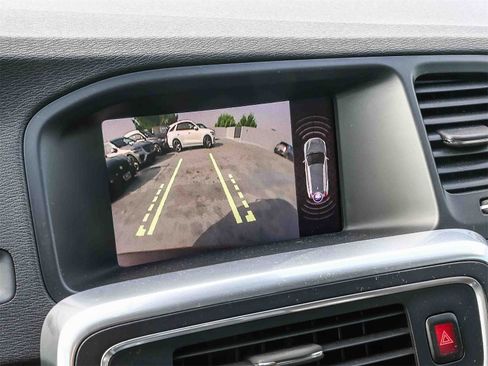 Used 2018 Volvo V60 T5 Cross Country image 27