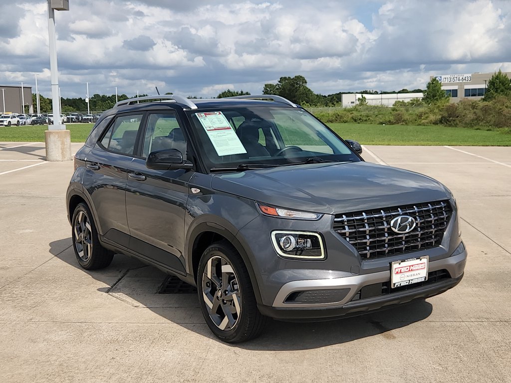 Used 2024 Hyundai Venue Limited FWD image 3