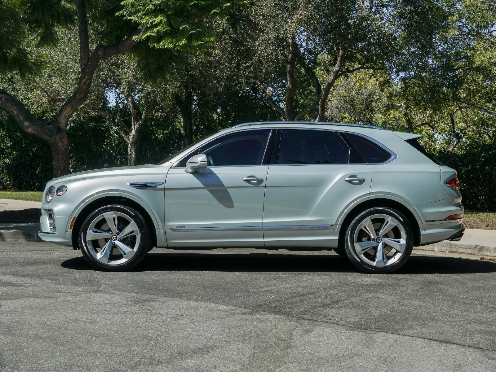 Certified 2023 Bentley Bentayga AWD/4WD image 3