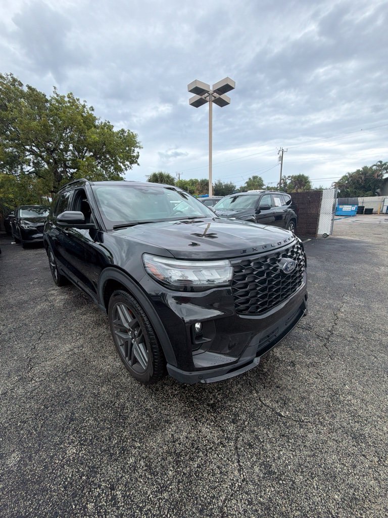 Used 2025 Ford Explorer ST-Line w/ ST-Line Street Pack AWD/4WD image 3