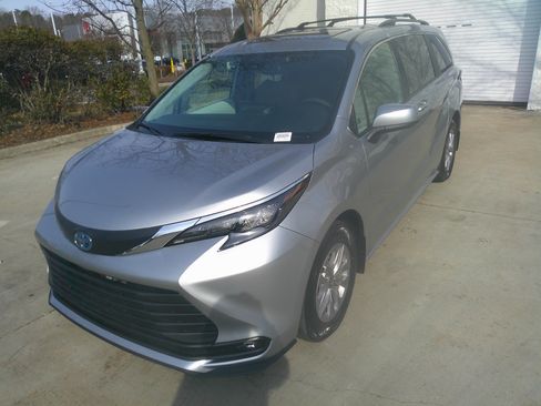 Used 2025 Toyota Sienna XLE image 6