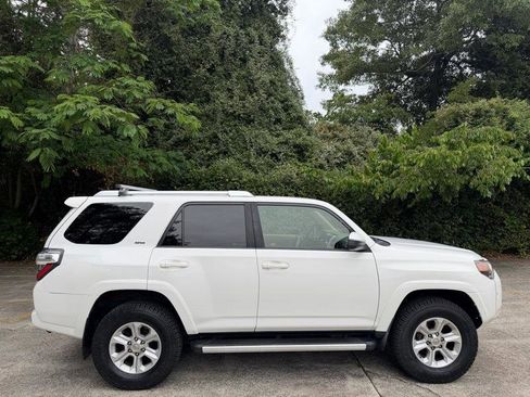 Used 2017 Toyota 4Runner SR5 AWD/4WD image 14