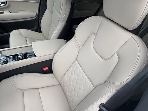 New 2025 Volvo XC90 T8 Core image 18