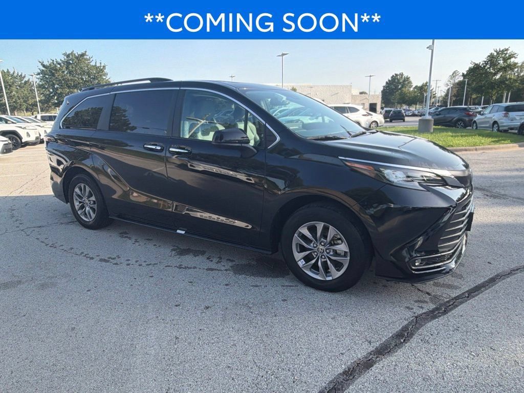 Used 2025 Toyota Sienna XLE FWD image 4