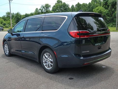 Used 2023 Chrysler Pacifica Touring-L FWD image 13