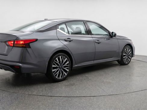 Used 2025 Nissan Altima 2.5 SV FWD image 9
