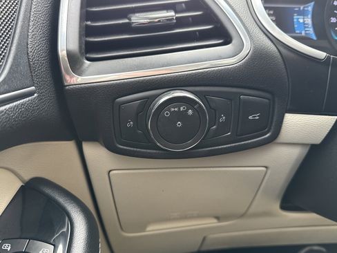 Used 2018 Ford Edge Titanium w/ Technology Package image 34