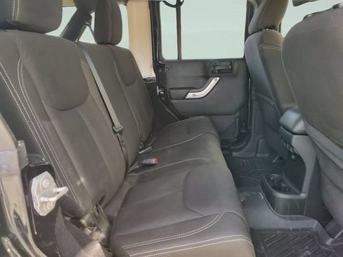 Used 2017 Jeep Wrangler Unlimited Sahara w/ Connectivity Group AWD/4WD image 28