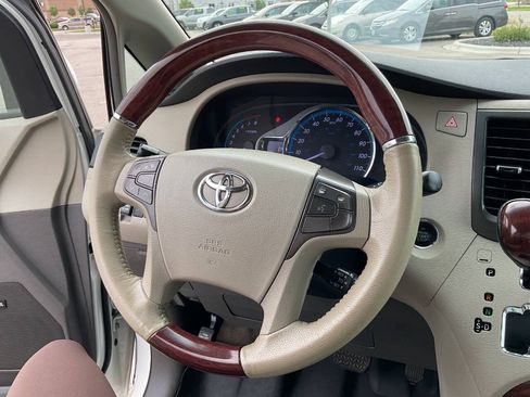 Used 2011 Toyota Sienna Limited w/ Premium Pkg AWD/4WD image 18