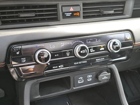 Used 2025 Honda Pilot TrailSport image 35