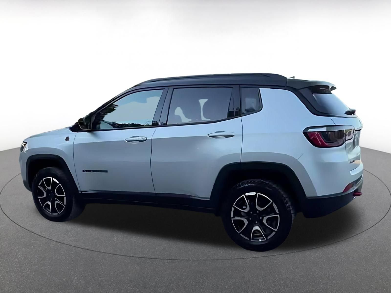 Used 2025 Jeep Compass Trailhawk AWD/4WD image 9