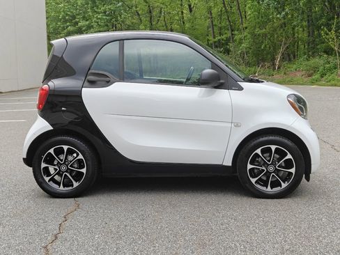 Used 2017 smart fortwo passion RWD image 2