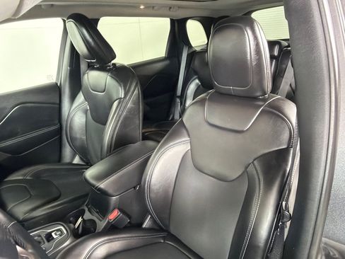 Used 2019 Jeep Cherokee Latitude Plus w/ Comfort/Convenience Group AWD/4WD image 13