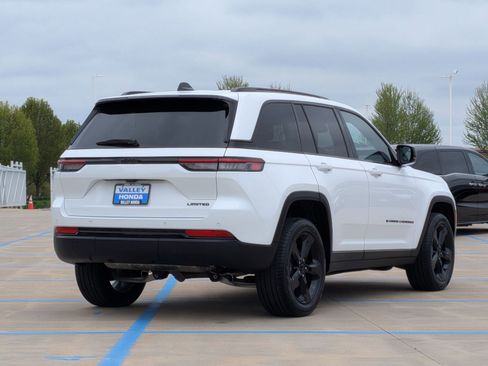 Used 2024 Jeep Grand Cherokee Limited w/ Black Appearance Package AWD/4WD image 6