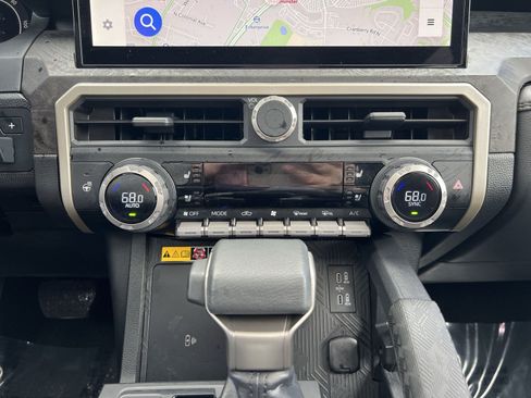 Used 2025 Toyota Tacoma Limited AWD/4WD image 21