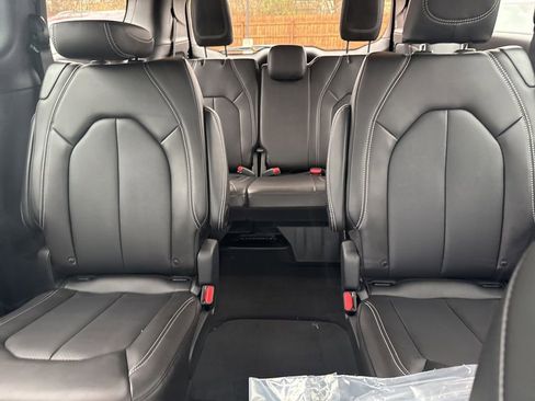 New 2026 Chrysler Pacifica Select image 15