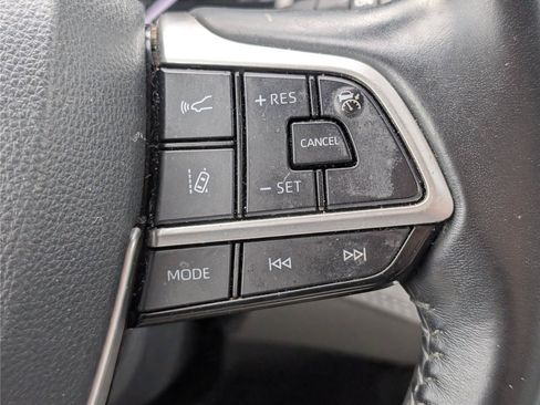 Used 2022 Toyota Highlander XLE FWD image 28