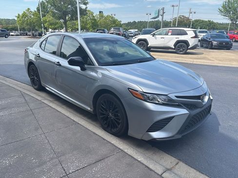 Used 2020 Toyota Camry SE FWD image 2