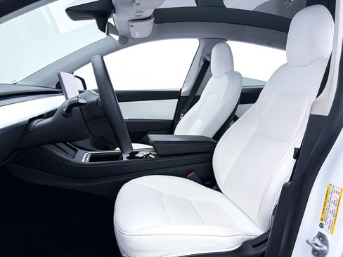 Used 2022 Tesla Model Y Long Range image 17