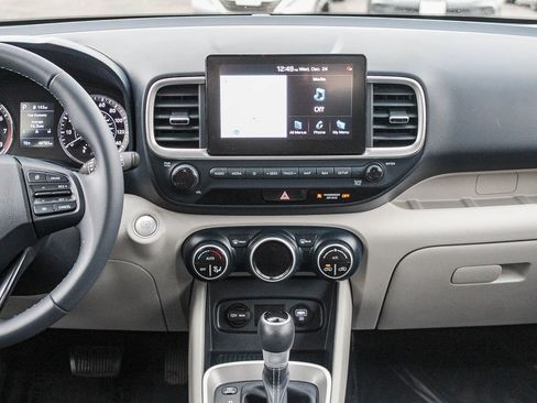 Used 2020 Hyundai Venue image 14
