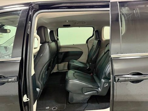 Used 2024 Chrysler Pacifica Touring-L image 22