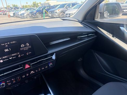 Used 2026 Kia Niro LX FWD image 33