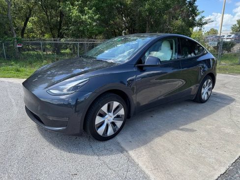 Used 2024 Tesla Model Y Long Range RWD image 1