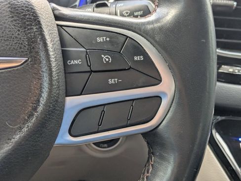 Used 2018 Chrysler Pacifica Touring-L FWD image 5