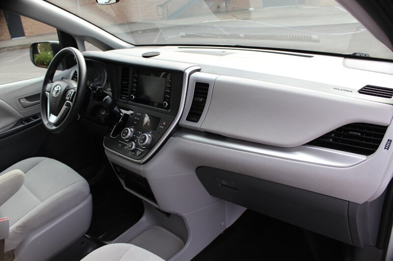 Used 2020 Toyota Sienna L FWD image 18