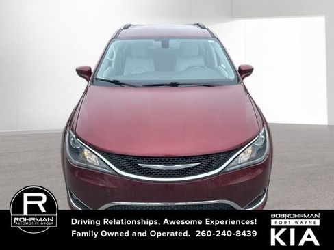 Used 2018 Chrysler Pacifica Touring-L image 9
