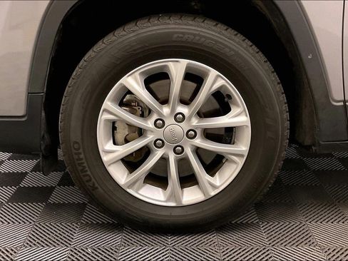 Used 2020 Jeep Cherokee Latitude w/ Cold Weather Group image 7