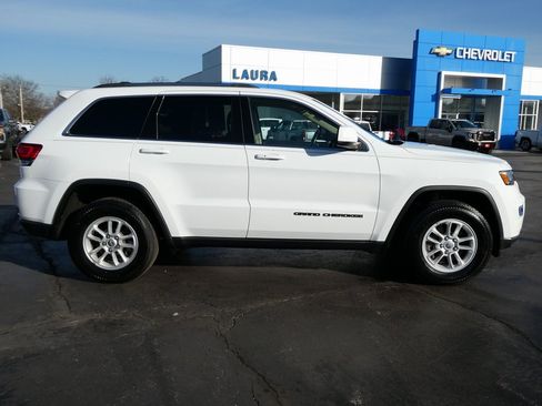 Used 2020 Jeep Grand Cherokee Laredo image 4