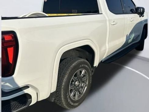 Used 2024 GMC Sierra 1500 AT4 w/ Technology Package AWD/4WD image 5