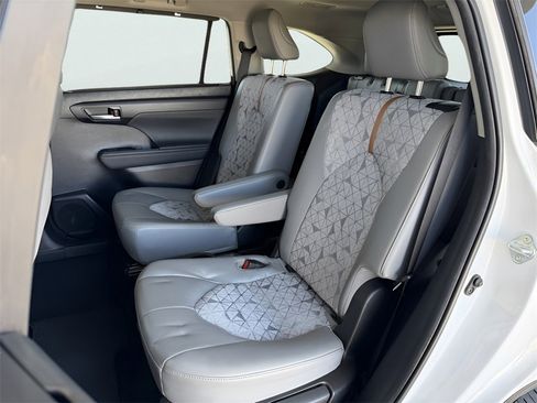 Used 2023 Toyota Highlander Bronze Edition image 14