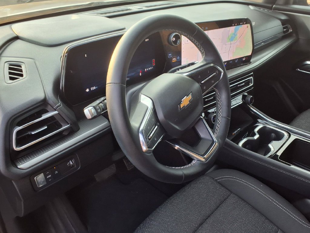 Used 2025 Chevrolet Traverse LT w/ Driver Confidence Package FWD image 16